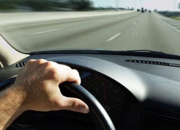 Iba a comprar un auto, pidió probarlo y no volvió