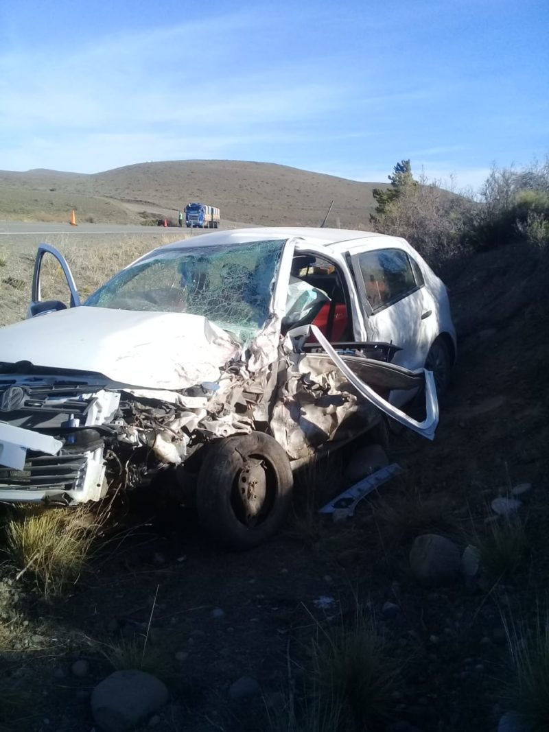 Fuerte choque y vuelco en ruta 40 camino a Tecka