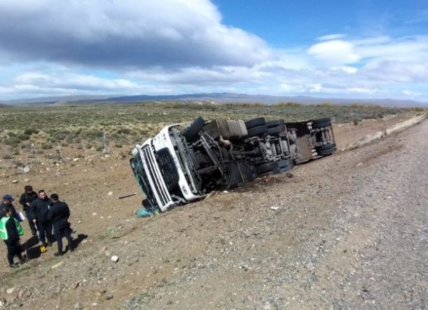El viento provocó dos vuelcos en el acceso a Esquel