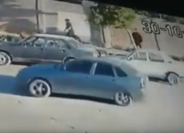 Denunció a una policía por apuntarle a la cabeza