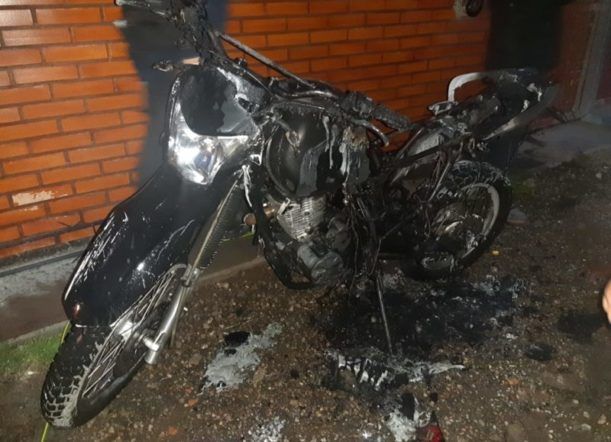 Se incendió una moto en el patio de una casa