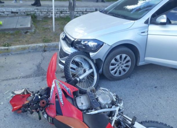 En moto chocó dos vehículos, uno estacionado
