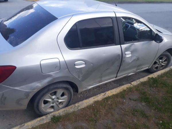 En moto chocó dos vehículos, uno estacionado