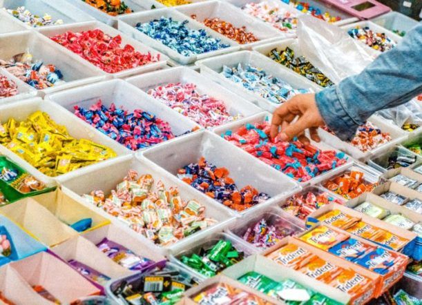 Prohíben la venta y el consumo de varias marcas de golosinas