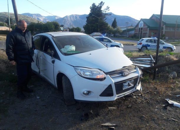 Mañana accidentada: terminó el recorrido contra un cartel
