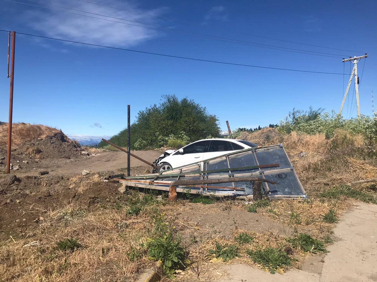 Mañana accidentada: terminó el recorrido contra un cartel