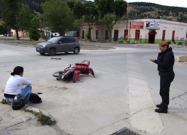 Una mujer sufrió un accidente en moto