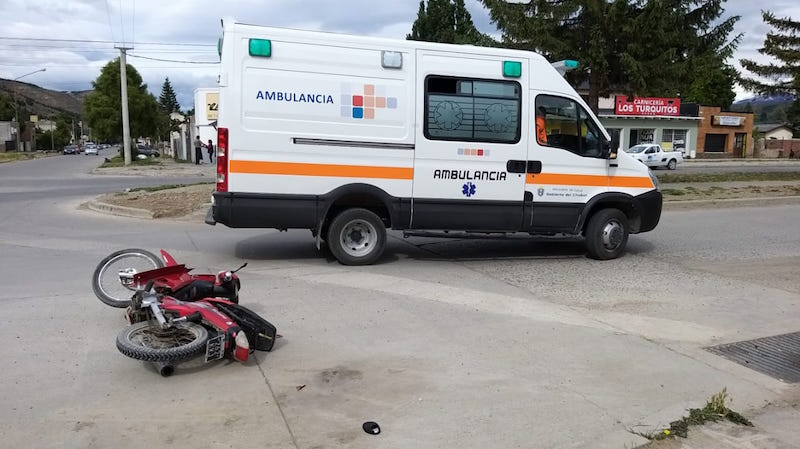 Una mujer sufrió un accidente en moto