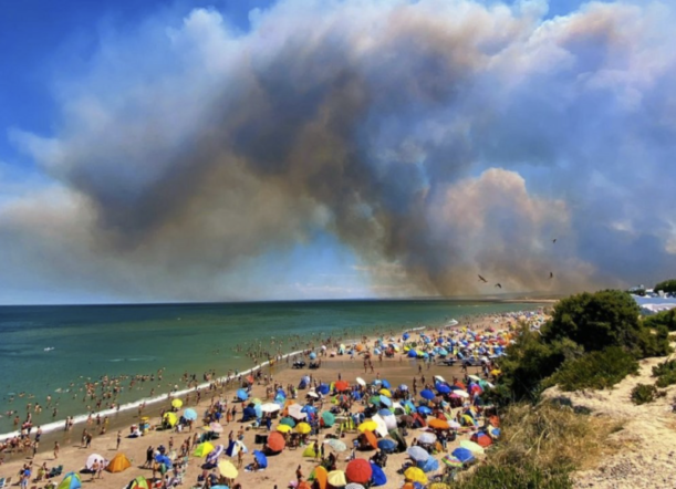 Las Grutas: Evacúan vecinos por un incendio