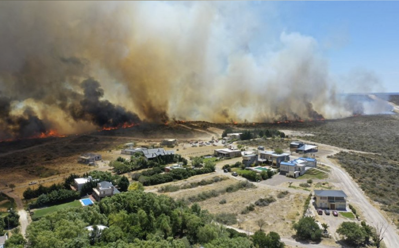 Las Grutas: Evacúan vecinos por un incendio