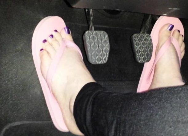 ¿Puedo manejar con ojotas o sandalias?