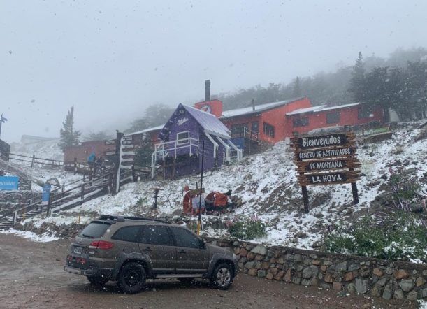 La nieve llegó a Esquel en pleno verano