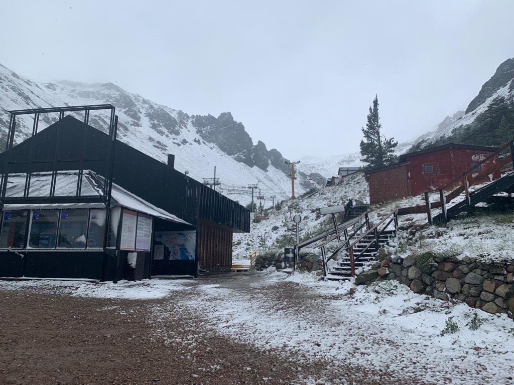La nieve llegó a Esquel en pleno verano