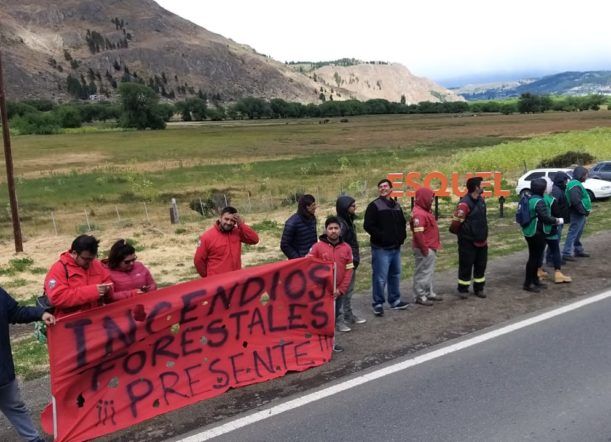Brigadistas inician paro con panfleteada en la entrada de Trevelin