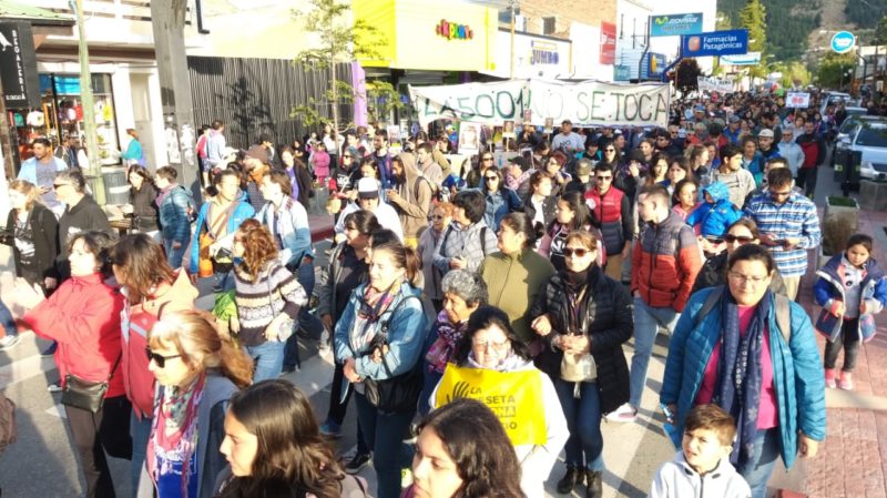 Minería: en Esquel marcharon con la imagen de los diputados
