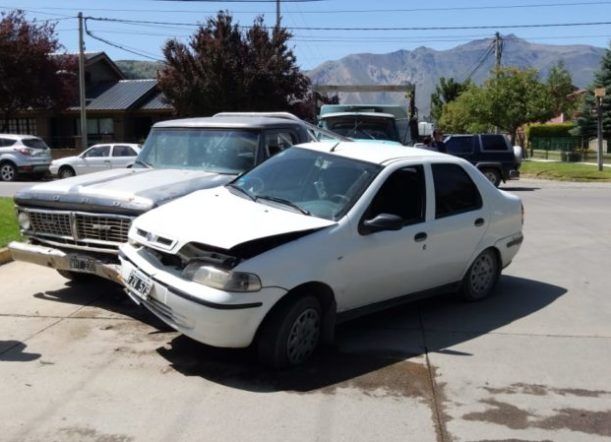 Llevaba de tiro un camión y terminó chocando