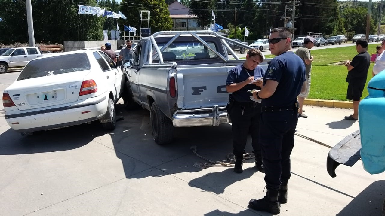 Llevaba de tiro un camión y terminó chocando