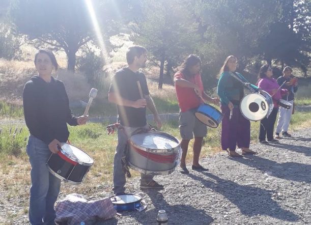 Estatales se manifestaron en la portada de acceso a Esquel