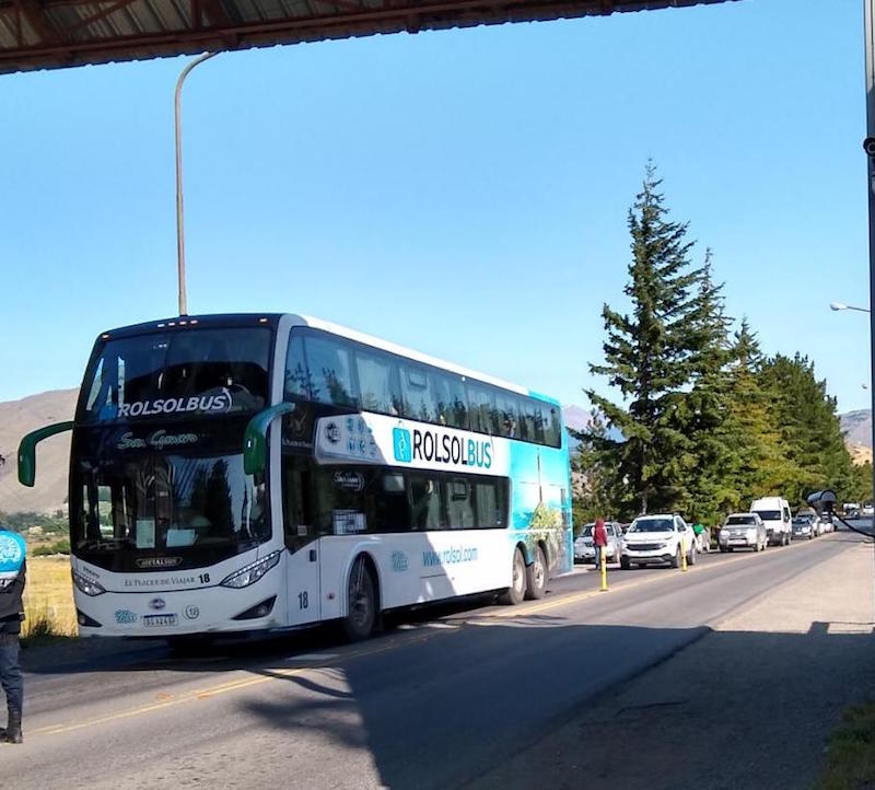 Estatales se manifestaron en la portada de acceso a Esquel