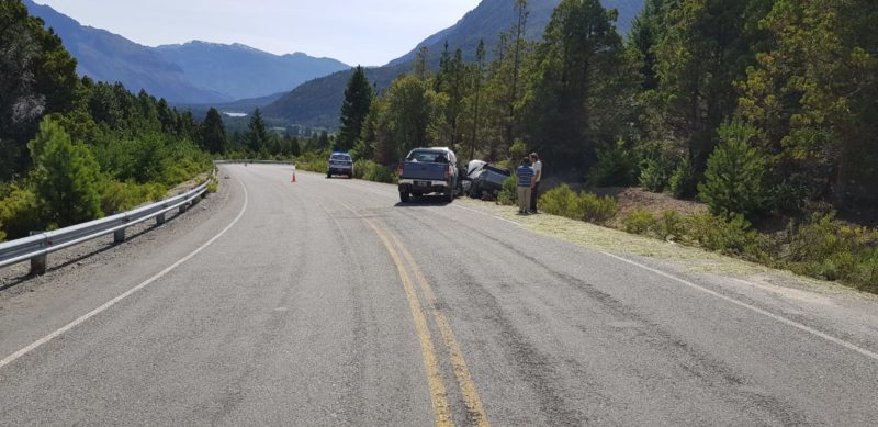 Epuyén: Chocó un auto estacionado al costado de la ruta