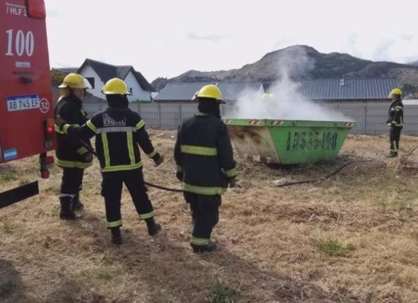 Un susto: Humo en un contenedor generó alerta