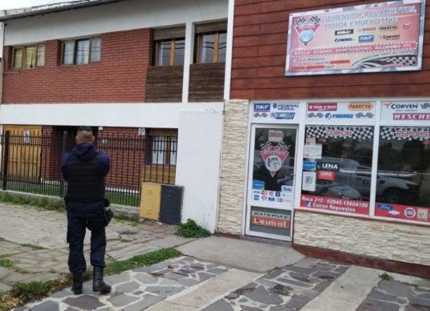 Investigan robo en un local de repuestos de autos