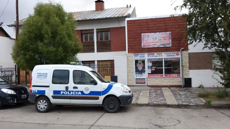 Investigan robo en un local de repuestos de autos