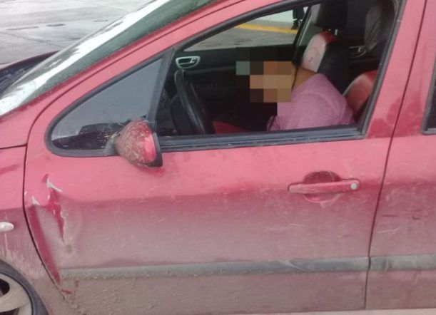 Borracho y dormido dentro del auto con dos bebés