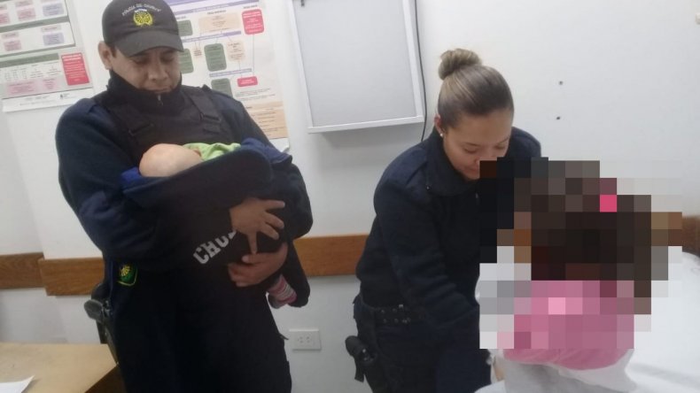 Borracho y dormido dentro del auto con dos bebés