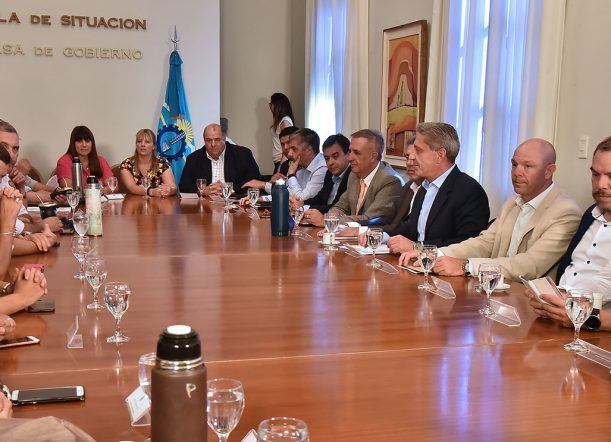 Arcioni se reunió con los diputados pero no hubo disculpas