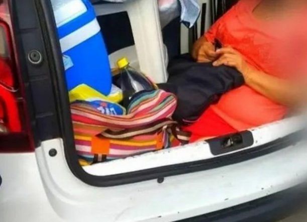 Lo multaron por llevar a su suegra en el baúl