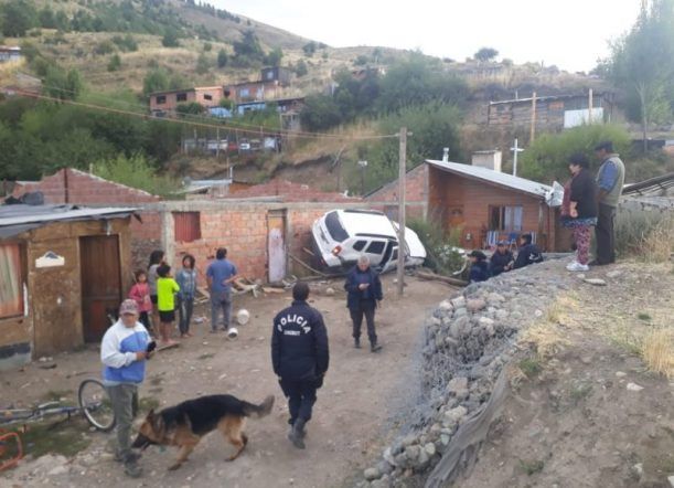 Venía a alta velocidad, chocó y terminó en un patio