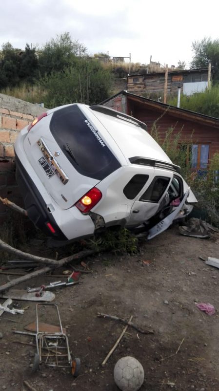 Venía a alta velocidad, chocó y terminó en un patio