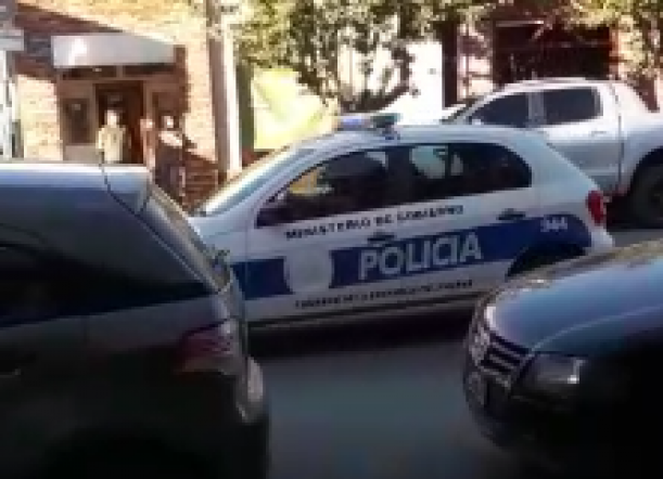 Patrulleros recorren la ciudad con altavoces