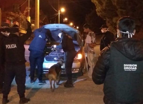 Esquel: Demoran a un hombre que repartía drogas en auto