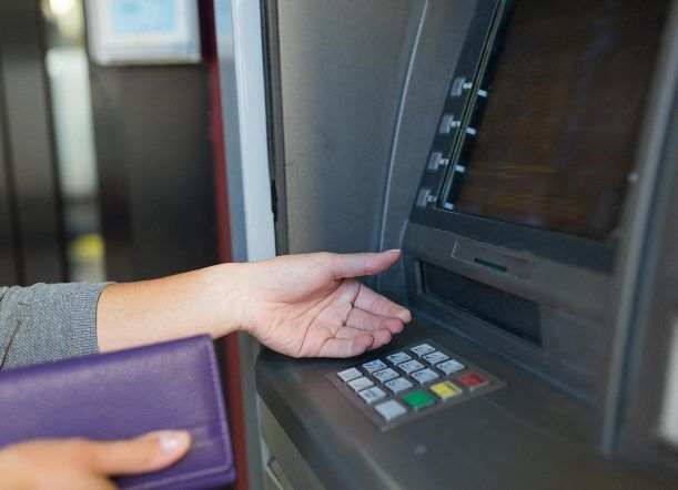 Cómo enviarle dinero a alguien que no tiene cuenta bancaria