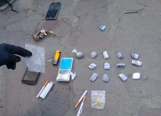 En un control, los descubrieron porque se les cayó marihuana