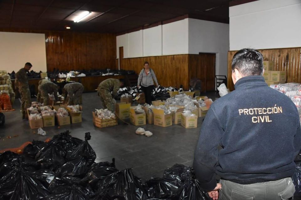 Continúan entregando bolsones de comida en los barrios