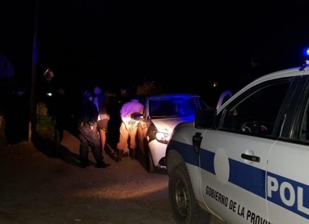Cholila: Tres hombres demorados ebrios en una reunión