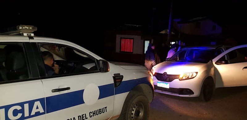 Cholila: Tres hombres demorados ebrios en una reunión