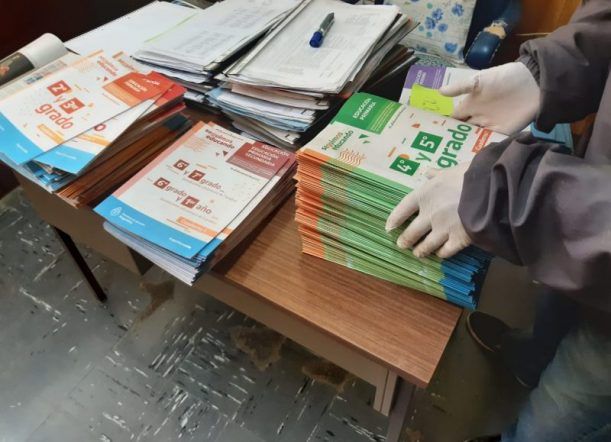 Reparten cuadernillos para estudiar en cuarentena