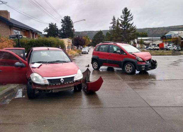 Fuerte choque en Esquel, con lesiones leves