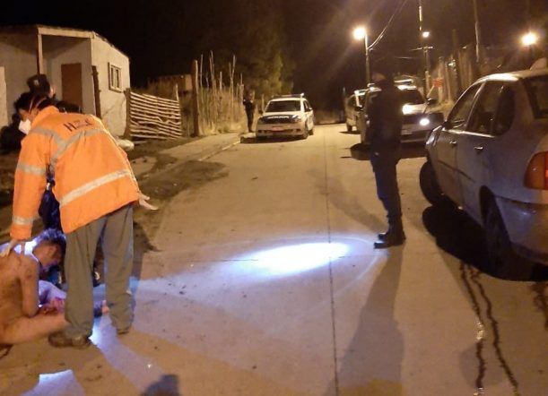 Asisten a un hombre lesionado y desnudo en la calle