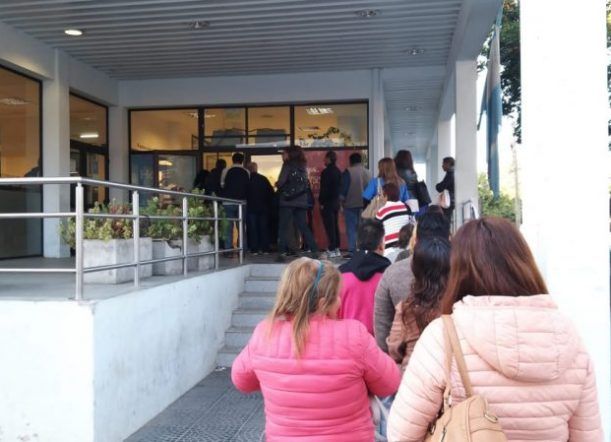 Los bancos siguen funcionando con el esquema de turnos