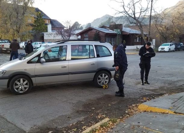 Solo un susto: Un auto rozó a una mujer