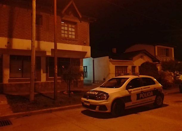Sorprendió a una mujer en su casa: le robó efectivo y el celular