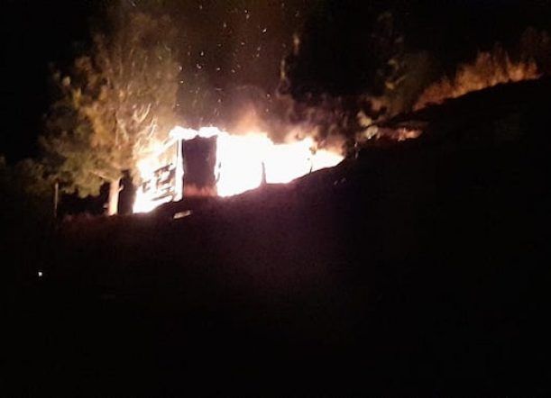 Incendios: Un auto y una casilla de madera quedaron destruidos