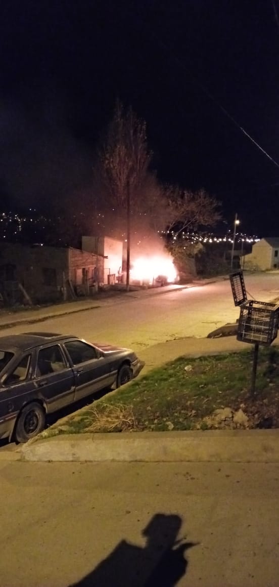 Incendios: Un auto y una casilla de madera quedaron destruidos