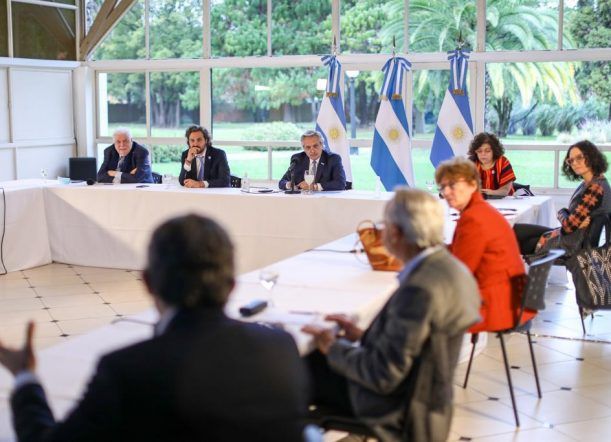 Aislamiento extendido: antes del anuncio Fernández se reúne con expertos