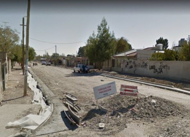 Lo detuvieron mientras golpeaba a su novia en el piso